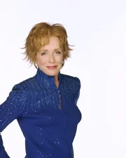 Evelyn Harper ist Alans und Charlies leicht nymphomane Mutter. Sie ist sehr enttäuscht von ihren beiden Söhnen, da diese jeglichen Kontakt zu ihr vermeiden wollen.