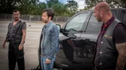 Hajo (Andreas Christ, M.) versucht Malik beizubringen, dass die Rockerbande "Wheel Devils", vertreten durch Jerry (Michael Delfs, l.) und Ben (Jens Apel, r.), an den zukünftigen Drogendeals mitverdienen möchten.