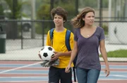 Callie (Kiele Sanchez) bringt gerade ihren Sohn Jeff (Uriah Shelton) zum Fußballcamp an der High School, als plötzlich ein Schuss fällt...