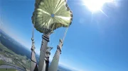 Flugschüler der Luftlande-/ Lufttransportschule im bayerischen Altenstadt bei einem Sprung. Jeder angehende Fallschirmjäger muss während der Ausbildung mehrere Übungssprünge aus dem Flugzeug absolvieren.
