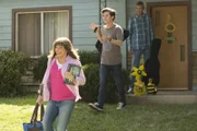 L-R: Frankie (Patricia Heaton); Axl (Charlie McDermott); Mike (Neil Flynn)