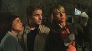 Endlich kann auch der Safe im Keller geknackt werden. Er ist fast leer - bis auf eine interessante Kleinigkeit. Katrin Börensen (Claudia Schmutzler. l.), Nils Theede (Jonas Laux, M.) und Roswitha Prinzler (Silke Matthias, r.) staunen.