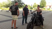 Pia Tillmann und Zico Banach (li) haben sich für ein höchst romantisches Hobby entschieden: Motorradfahren! Also ab zur Fahrschule und wieder die Schulbank drücken.