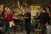 Um ihrer angeberischen Cousine eins auszuwischen, behauptet Cheryl (Courtney Thorne-Smith, l.), in Jims (Jim Belushi, r.) Band zu singen, doch als sie dann die Einladung bekommen, bei Mindys Verlobungsfeier aufzutreten, treibt Cheryls Stimme die Bandmitglieder (Mark Beltzman, 2.v.l. und Tony Braunagel, 2.v.r.) beinahe in den Wahnsinn ...