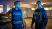 Kris (Marc Barthel, r.) sieht ein, dass LKA Mann Renner (Michael Ehnert, l.) den Einsatz leitet.