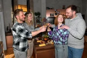 Paul (Niklas Osterloh, l.), Alicia (Josefin Bressel, 2.v.l.), Toni (Olivia Marei) und Erik (Patrick Heinrich) versuchen nach dem Kartenspiel ihre gute Laune nicht zu verlieren.