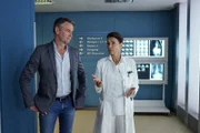 Dr. Jonas (Gerit Kling) erklärt Ulf Neudeck (Robert Lohr), was bei derem derzeitigen Zustand das Beste für seine Frau ist.