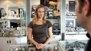 Hat Rieke Mengers (Oana Solomon), die Frau des Juweliers, Maren aus Eifersucht umgebracht? Eigentlich widersinnig, hat sie doch selbst den Test in Auftrag gegeben. Doch in der Liebe geht es nicht nur um Vernunft, wissen die Ermittler.