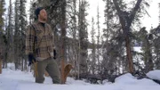 Johnny Rolfe steht mit seinem Hund Java. (National Geographic)