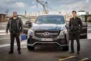 Aybis Bruder Malik (Karim Günes, r.) und sein Handlanger Emre (Ali Rasoulzadegan, l.) sind in Hamburg, um einen Drogendeal abzuschließen, doch dabei läuft einiges schief.