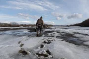 Chevie Roach hebt die Gans auf, die er erfolgreich gejagt hat. (National Geographic/Jeffrey Alexander)