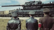 Hilter begutachtet eine große Waffe.