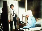 Jonathan (Michael Landon, l.) empfiehlt dem verstockten Benson (Leslie Nielsen, r.) eine hilfreiche Bettlektüre: die Bibel.