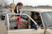Anna (Jeanette Biedermann, l.) und Jonas (Roy Peter Link, M.) müssen handeln: Bei Maja (Barbara Lanz, r.) setzen die Wehen ein und mit dem kaputten Auto werden sie es wohl nicht mehr in die Klinik schaffen ...