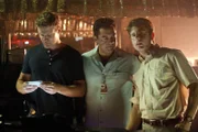 Jim (Matt Passmore, l.), Carlos (Carlos Gomez, M.) und Daniel (Jordan Wall) untersuchen das Striplokal, in dem Dr. Toussaint an einer Überdosis Schmerzmittel starb.