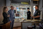 Pinar (Aybi Era, 2.v.r.) und Hans (Bruno F. Apitz, r.) nehmen den Einbruch im Uhrengeschäft von Beate (Marisa Leonie Bach, l.) und Martin Brümmer (Christian Mock, 2.v.l.) auf.