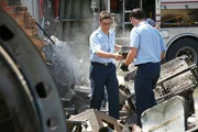 Finden Carlos Da Conceicao (Daniel Della Penna, l.) und sein Kollegen den wahren Grund für den Absturz der Fokker 100?