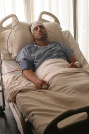 Nachdem er bei einem Schusswechsel getroffen wurde, liegt Eric (Robert Rodriguez) mit schweren Verletzungen im Krankenhaus.