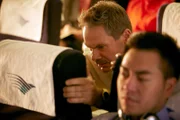 Nachstellung - Michael Hatton (Thom Vernon) nimmt kurz vor dem Absturz des Garuda-Flugs 200 eine Sicherheitshaltung ein.