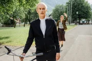 Pfarrer Sonnleitner (Johannes Herrschmann) fühlt sich von Heidrun Niedermayer (Catalina Navarro Kirner) geradezu verfolgt.