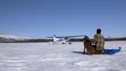 Johnny Rolfe beobachtet, wie ein Buschflugzeug Karibufleisch, das er erlegt hat, in das örtliche Dorf bringt. (National Geographic für Disney)