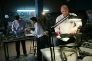 REENACTMENT - Jim Ritter (gespielt von Aaron Michael Reilly) und andere Ermittler (gespielt von Darstellern im Hintergrund) untersuchen die Wrackteile von Atlantic Southeast Flight 2311.