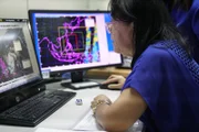Mitarbeiter des PAGASA-Wetterzentrums in Manila verfolgen den Verlauf des Taifuns Tisoy, der sich auf die Philippinen zubewegt.