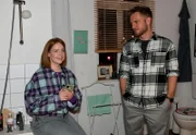 Toni (Olivia Marei) und Paul (Niklas Osterloh) nehmen Alicias Verbissenheit beim Kartenspiel mit Humor.
