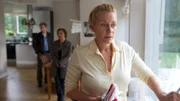 Claudia Daniels (Karen Böhne, r.), die Frau des Opfers, glaubt nicht, dass es sich bei dem Toten um ihren Mann handelt. Die SOKO Wismar, Nils Theede (Jonas Laux, l.) und Katrin Börensen (Claudia Schmutzler, M.), ermittelt.