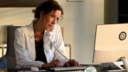Dr. Schneiderhan (Caroline Ebner) ist immer für ihre Patienten da.