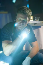 Jim (Matt Passmore) untersucht den Tatort. Warum musste Dr. Toussaint sterben? Und warum hier?
