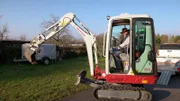 Markus entdeckt eine neue Leidenschaft: Bagger fahren! Dabei geht es den Heckenwurzeln ordentlich an den Kragen.