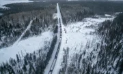 Güterzug der Hudson Bay Railroad auf dem Weg nach Thompson, Manitoba.