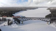 Güterzug der Hudson Bay Railroad auf dem Weg nach Churchill, Manitoba.