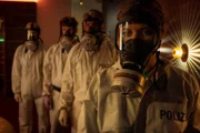 Charlotte (Cheyenne Pahde), Sami (Neil Malik Abdullah), Dr. Steinebach (Martin Bretschneider) und Anastasia (Luise Emilie Tschersich) tragen Schutzmasken.