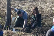 Gastgeber Sam Sheridan ist auf der Suche nach Zypressenwurzeln, die er zu Testzwecken in das Labor von Dr. Demetra Kandalapas bringt. (National Geographic/Karga Seven Pictures)