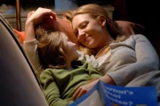 Olivia (Anna Torv, r.) ist froh um jede Ablenkung: Ihre Schwester Rachel kommt mit ihrer Nichte Ella (Lily Pilblad, l.) zu Besuch ...
