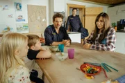 Hailey Lechner (Hanna Heckt), Paul Lechner (Maximilian Kaiser), Polizist Siggi Loisl (Sebastian Gerold), Polizist Charlie (Thomas Birnstiel) und Katja Baumann (Simone Thomalla) machen sich große Sorgen um die plötzlich verschwundenen Eltern.