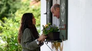 Katja Baumann (Simone Thomalla) klingelt Pfarrer Sonnleitner (Johannes Herrschmann) aus dem Bett.