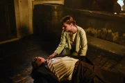 Lotte (Lieselotte Voß, r.) macht sich Sorgen um ihren Opa (Klaus Mikoleit), der bei einem Besuch in einem Gruselkabinett zusammengebrochen ist.