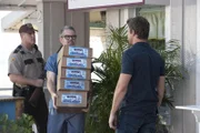 Jim (Matt Passmore, re.) zählt auch den Ex-Sträfling und Fleischlieferanten Peyton Robinson (C. Thomas Howell, Mi.) zum Kreis der Verdächtigen.
