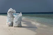 Plastikmüll, der am Strand einer Malediveninsel eingesammelt wurde.
