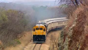 Unterwegs auf den Zugstrecken der Welt. Draußen ziehen tolle Berge und Täler vorbei, reißende Flüsse werden passiert. Die Tour auf diesen Eisenbahnrouten ist ein Vergnügen. - Shongololo-Express in Südafrika.