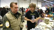 Trödelprofi Otto Schulte (li.) und Klaus auf dem Flohmarkt