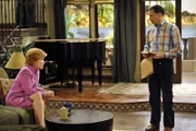Evelyn Harper (Holland Taylor, l.); Alan Harper (Jon Cryer, r.)