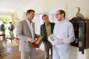 Am Tatort stellen die Rosenheimer Ermittler (v.li.: Igor Jeftic, Max Müller, Norbert Ortner) fest, dass es sich hier um Raubmord handelt.