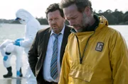 Detective Mike Shepherd (Neill Rea, li.) verdächtigt Dominic Nichol (Phillip Spencer Harris).