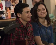 Geoff Schwartz (Sam Lerner, l.); Erica Goldberg (Hayley Orrantia, r.)