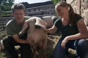 Nina und Sebastian Kill knuddeln ihr Schwein.