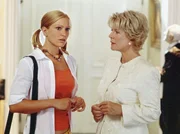 Jona (Christiane Hörbiger, re.) wundert sich über Clarissas (Stephanie Kellner) Verhalten.